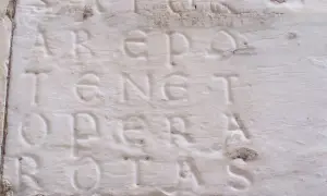 Sator, Tenet, Opera, Rotas. Il significato di questo antico palindromo latino, inciso su pietra, è un mistero affascinante.