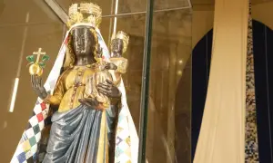 Statua di una Madonna Nera con Bambino, riccamente vestita, che evoca il madonna nera significato esoterico.