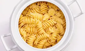 Fusilli conditi con olio e parmigiano, un classico piatto di pasta in bianco, perfetto per un pranzo veloce a Milano.