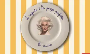 Piatto con ritratto di una sciura milanese e la scritta "il segreto è la piega perfetta".