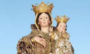 Statua della Madonna della Libera con Gesù Bambino, entrambe coronate e riccamente vestite d'oro, su sfondo azzurro.