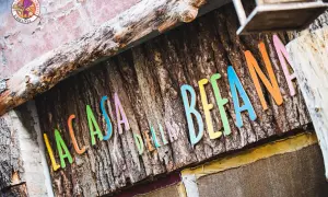La casa della Befana, con lettere colorate su corteccia. Un luogo magico dove la fantasia prende vita.