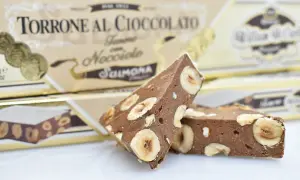 Torrone al cioccolato con nocciole, uno dei dolci tipici di Sulmona, in confezione dorata.