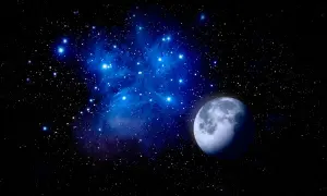 La luna splende tra le stelle e una nebulosa blu, un'immagine cosmica di sole, luna e stelle.