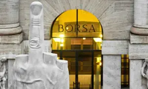 Il dito medio di Maurizio Cattelan davanti a Palazzo Mezzanotte, sede della Borsa di Milano, simboleggia la sua critica al mondo finanziario.