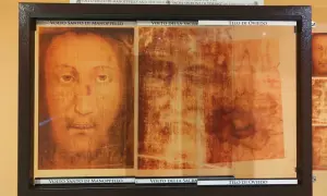 Volto Santo di Manoppello, Volto della Sacra Sindone e Telo di Oviedo affiancati, un confronto visivo di immagini sacre.