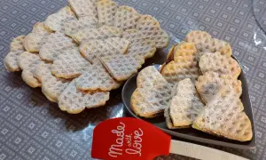 Cuore di cialde morbide spolverate di zucchero a velo, pronte per essere gustate.