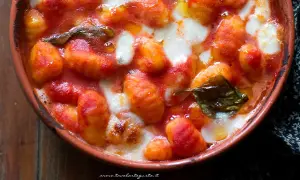 Gnocchi alla napoletana fumanti in terracotta, con pomodoro filante e basilico fresco. Un abbraccio di sapori autentici.