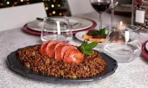 Lenticchie e salsiccia, un classico delle tradizioni di Capodanno per augurare prosperità.