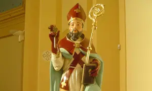 Statua di San Biagio, santo protettore della gola, con mitra, pastorale e libro.