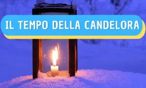 Lanterna con candela accesa nella neve, evoca il proverbio "A Candelora, l'inverno è fora o è quasi fora".
