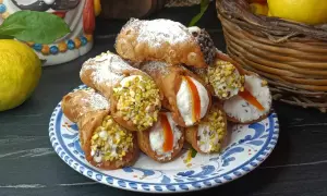 Cannoli siciliani, una ricetta golosa con crema e pistacchi. Un'esplosione di sapori autentici.