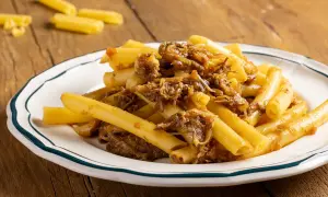 Mezzanelli alla genovese, un piatto ricco e saporito, con pasta e un ragù di carne cotto lentamente.
