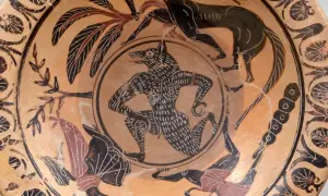 Antica ceramica greca con figura centrale di lupo mannaro, che illustra il **mannaro significato** nelle leggende.