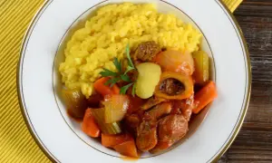Ossobuco con risotto giallo, un vero sborone in milanese, con carote, sedano e limone.