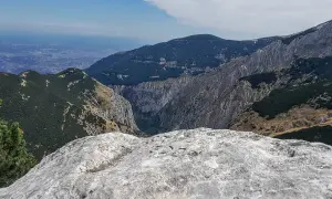 Vetta rocciosa con incisioni, domina un panorama montano selvaggio. Forse la tavola dei briganti, dove pianificavano le loro mosse.