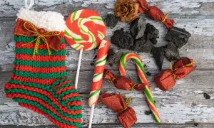La calza della Befana, dolciumi e carbone: un'immagine che ricorda il 6 gennaio, che giorno è.