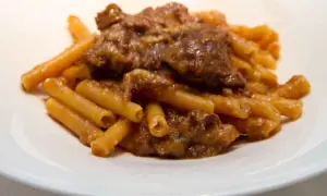 Piatto di pasta con ragù di carne, un sapore che ricorda la ricetta genovese alla napoletana.