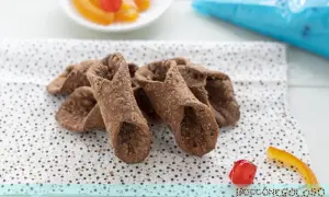 Scorza cannoli siciliani ricetta originale: croccanti involucri pronti per essere farciti, con canditi e ciliegina a lato.