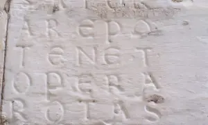 Il quadrato magico Sator, con il suo misterioso significato, inciso su pietra.