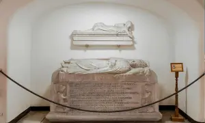Sarcofagi scolpiti, uno con angeli, che illustrano il necropoli significato. Un'antica tomba con iscrizioni latine.