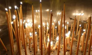 Fiammelle danzanti per il giorno della Candelora, un mare di candele accese in un luogo sacro.