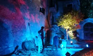 Scenografia suggestiva per la festa delle streghe in Abruzzo. Figure misteriose e luci colorate creano un'atmosfera magica.