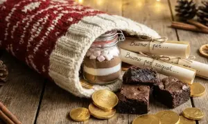 Un calzino natalizio pieno di dolcezze: cioccolata in barattolo, brownies e monete d'oro. Cosa si lascia alla Befana? Un pensiero goloso!
