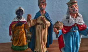 Melchiorre, uno dei Re Magi, porta un incensiere. Gli altri due portano oro e mirra.