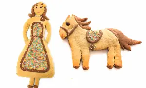 Sagoma pupa di Pasqua con cavallino, entrambi decorati con zuccherini colorati.