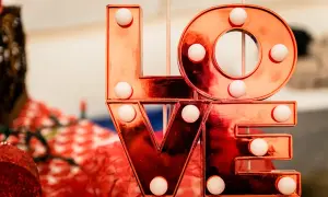 Lettere luminose "LOVE" color rame, perfette per un San Valentino ispirato ai Lupercalia.