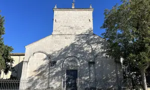 Chiesa di San Pelino a Corfinio, un'antica struttura in pietra sotto un cielo azzurro.