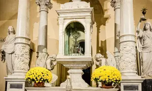 Altare con ostensorio scintillante, angeli adoranti e fiori gialli, evocando un miracolo eucaristico.