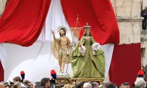 Statue di Cristo e della Madonna in processione. La Madonna che scappa, un'icona di speranza e rinascita, è al centro di questa celebrazione religiosa.