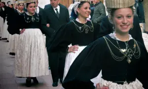 Giovani donne in sfilata con un vestito tipico abruzzese donna, con ricchi copricapi e gioielli.
