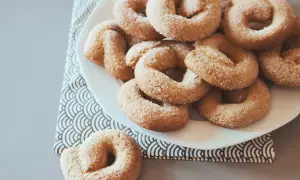 Ciambelle all'anice abruzzesi, dolcetti dorati cosparsi di zucchero, invitano a un assaggio di tradizione.