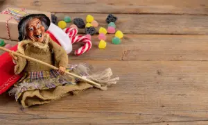 La Befana è pronta per volare, con caramelle e carbone, per il giorno dell'Epifania.
