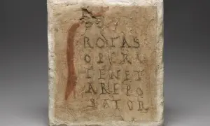 Tavoletta con il quadrato magico del Sator, un antico enigma testuale la cui traduzione è ancora dibattuta.