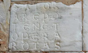 Incisione su marmo con il palindromo Sator Arepo Tenet Opera Rotas, un antico enigma che sfida il tempo.