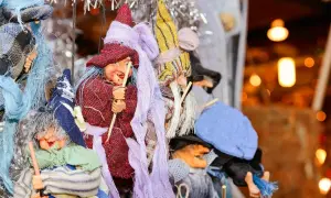 Befane napoletane con scope e cappelli colorati, pronte per la festa della Befana.