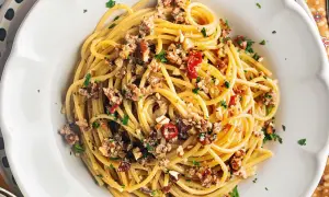 Spaghetti con le noci, un sapore autentico della ricetta napoletana, conditi con noci tritate, peperoncino e prezzemolo fresco.