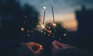 Mani che accendono scintille, un augurio di buon auspicio per le scaramanzie di Capodanno.