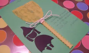 Lavoretto per bambini: una Befana con scopa di pasta e scritta "La Befana".