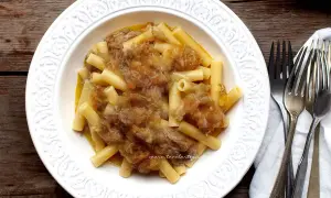 Piatto di pasta con coda di vitello alla genovese, un classico saporito.