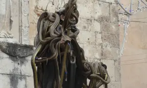 Statua ricoperta di serpenti, evocando la dea Angizia.