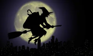 La Befana vola su una scopa contro la luna piena, sopra una città illuminata. Viva viva la Befana!