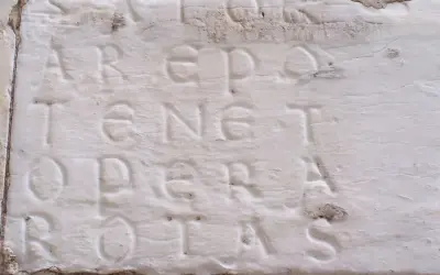 Sator, Tenet, Opera, Rotas. Il significato di questo antico palindromo latino, inciso su pietra, è un mistero affascinante.