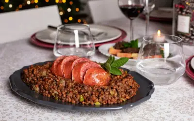 Lenticchie e salsiccia, un classico delle tradizioni di Capodanno per augurare prosperità.