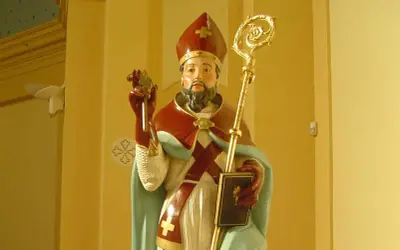 Statua di San Biagio, santo protettore della gola, con mitra, pastorale e libro.