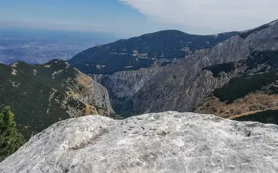 Vetta rocciosa con incisioni, domina un panorama montano selvaggio. Forse la tavola dei briganti, dove pianificavano le loro mosse.